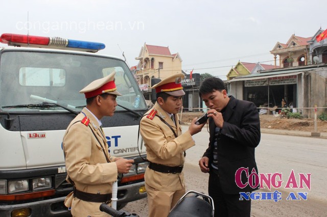 CSGT Công an TX Hoàng Mai thường xuyên kiểm tra nồng độ cồn  đối với người tham gia giao thông