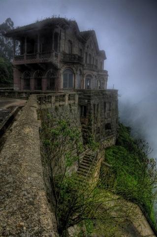 Khách sạn del Salto, Colombia ban đầu là một ngôi biệt thự được xây dựng năm 1923. Nó được chuyển đổi thành một khách sạn vào năm 1950