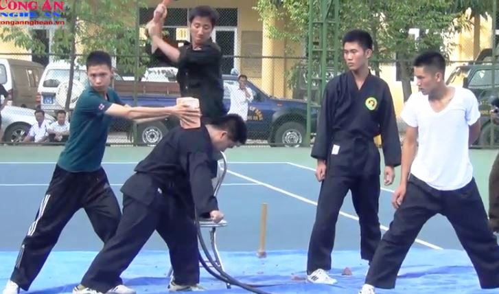 Lực lượng cảnh sát cơ động Công an Nghệ An luyện tập khí công
