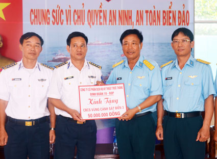 PVFCCo's staff support VND300mil to Vietnam Coast Guard and Fisheries Surveillance Force