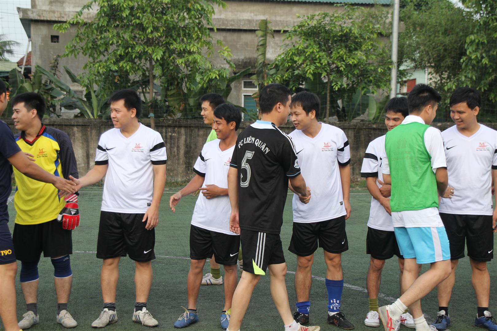 Hai đội bắt tay trước khi vào trận đấu