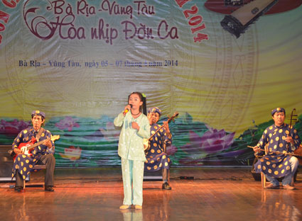 Tài tử Trần Thị Phương Hiền (10 tuổi, đội ĐCTT huyện Đất Đỏ) thi diễn tại Liên hoan ĐCTT cấp tỉnh lần thứ VI năm 2014.
