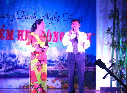 Một tiết mục đờn ca tài tử trong chương trình nghệ thuật “Điểm hẹn sông Dinh” do CLB Đờn ca tài tử tỉnh tổ chức hàng tháng. 
