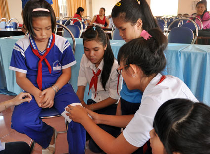 Học sinh huyện Đất Đỏ thực tập băng vết thương trong buổi tập huấn sơ cấp cứu do các thầy thuốc trẻ của huyện hướng dẫn.