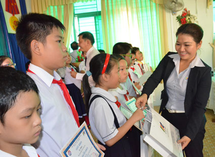 Bà Phạm Thị Diễm, Phó Giám đốc IIG Việt Nam chi nhánh TP.Hồ Chí Minh, trao giải thưởng cho các học sinh.