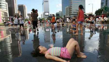 Trẻ em tìm đến các điểm vui chơi có nước trong những ngày nắng nóng. Ảnh minh họa
