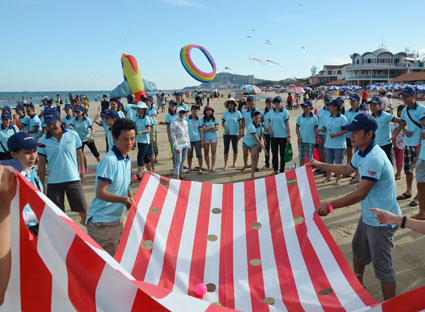 Du khách vui chơi tại bãi biển Vungtau Intourco resort.