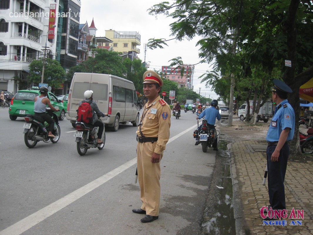 Lực lượng CSGT Công an TP Vinh phối hợp với các cơ quan chức năng liên quan tăng cường tuần tra kiểm soát trên các tuyến đường lớn