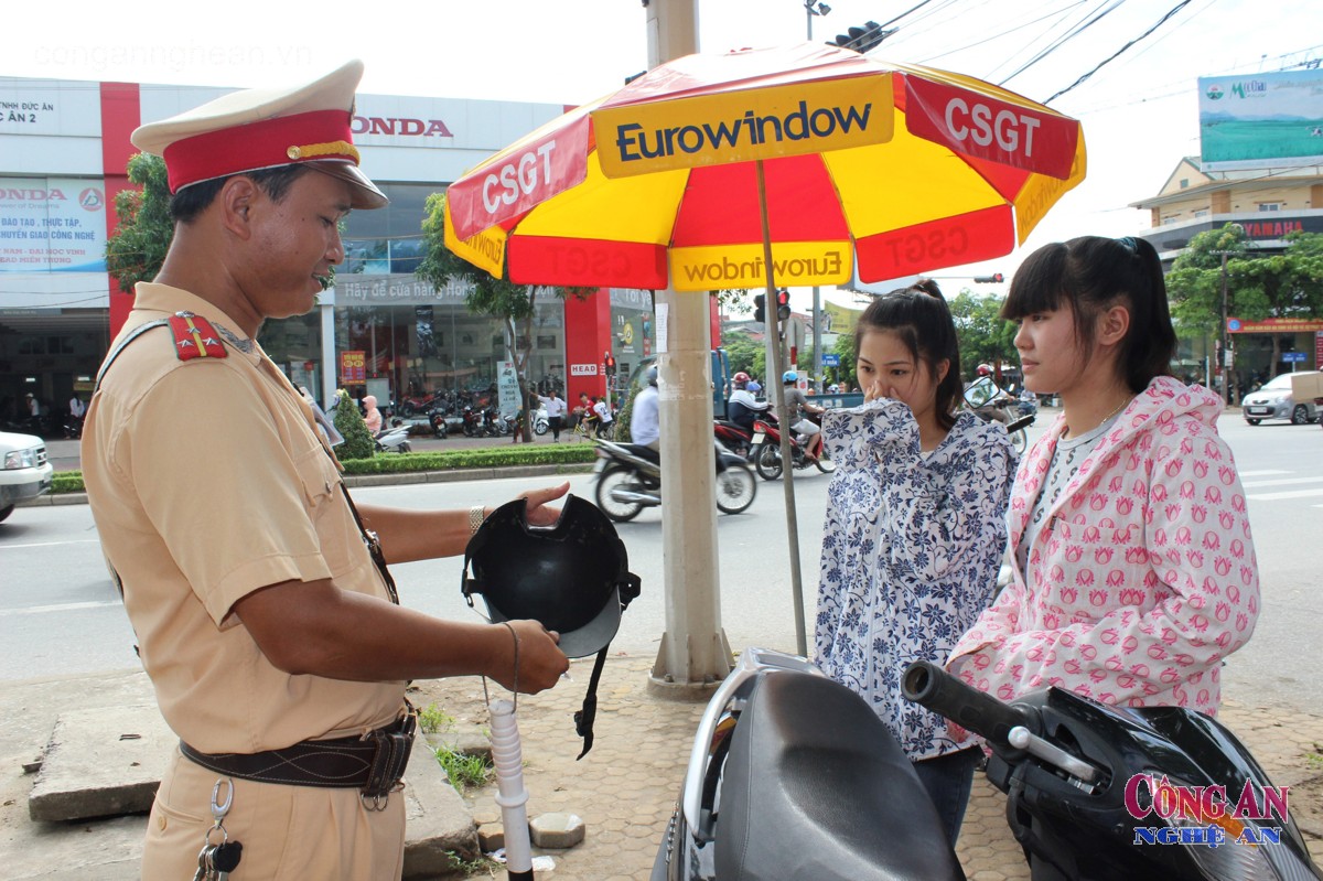 CSGT nhắc nhở, tuyên truyền cho người dân cách thức phân biệt MBH thật và MBH “dởm”