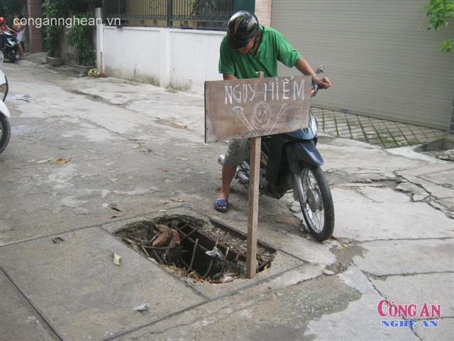Người dân đặt biển cảnh báo ngay tấm bê tông bị vỡ