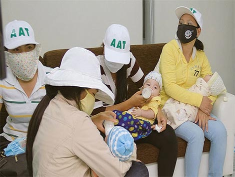 Những người phụ nữ trong đường dây đẻ thuê được đưa về nước.