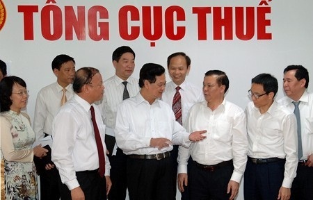 Thủ tướng Nguyễn Tấn Dũng, Phó Thủ tướng Vũ Đức Đam, Bộ trưởng Tài chính Đinh Tiến Dũng trao đổi với các đại biểu dự buổi làm việc với Tổng cục Thuế ngày 9/7/2014
