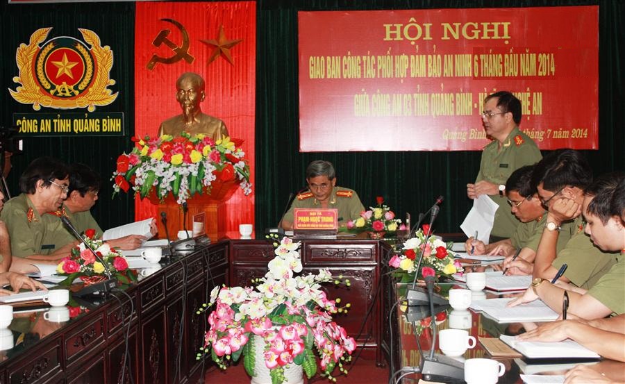Đồng chí Đại tá Vũ Chiến Thắng - Phó Giám đốc Công an Nghệ An thông báo tình hình liên quan tại hội nghị