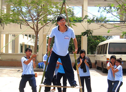 Học sinh trường THPT Dương Bạch Mai (huyện Đất Đỏ) tham gia trò chơi vận động “Ngôi nhà di động” trong một chương trình “Học làm người có ích” do Nhà Văn hóa Thanh niên tỉnh tổ chức. Ảnh: CẨM NHUNG