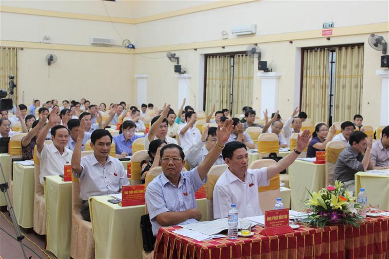 Các đại biểu thông qua Nghị quyết 