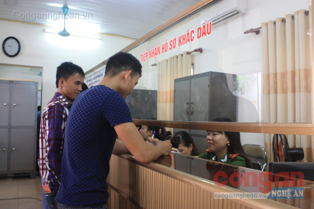 Người dân đến làm thủ tục tại Trung tâm giao dịch một cửa Công an Nghệ An