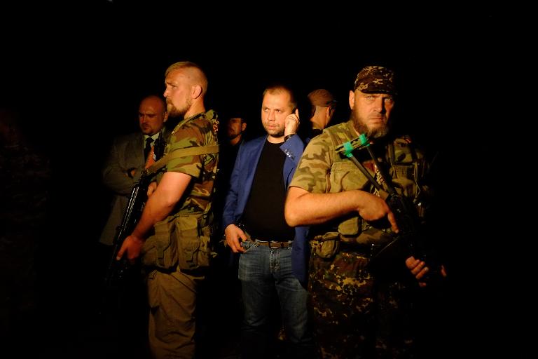 Alexander Borodai (giữa) tự xưng là Thủ tướng của Cộng hòa Nhân dân Donetsk, được cho là liên quan đến vụ bắn rơi máy bay Malaysia chở 298 người từ Amsterdam đến Kuala Lumpur