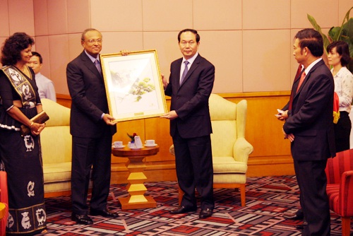 Bộ trưởng Trần Đại Quang; Quốc vụ khanh Thường trực Bộ Luật pháp và Trật tự Sri Lanka Nanda Mallawaarachchi tại buổi tiếp. 