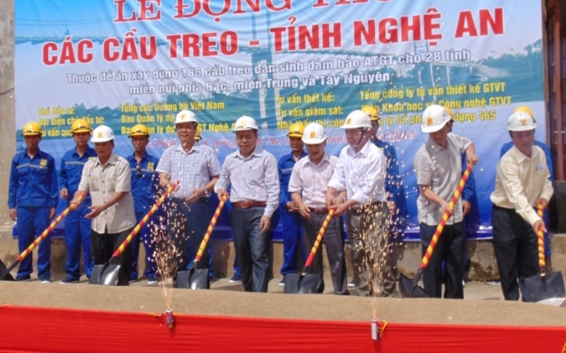 Các đại biểu làm lễ động thổ cầu treo bản Diềm