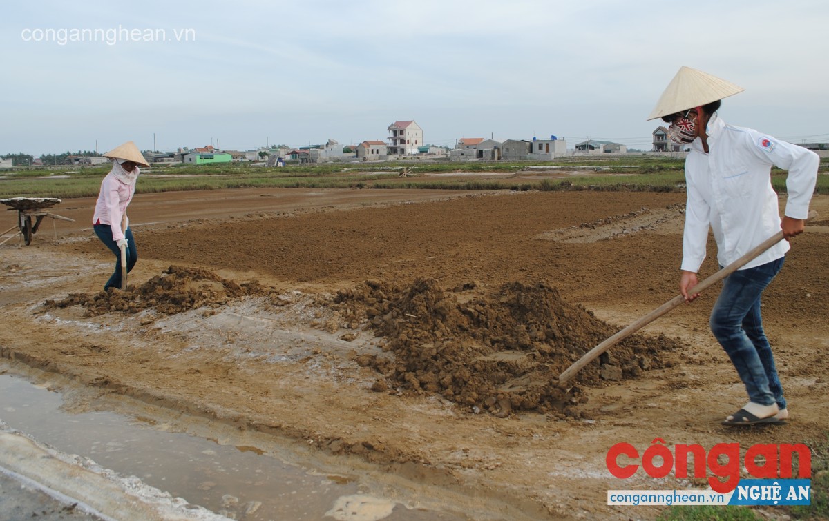  Mẹ con chị Mai, một trong rất ít hộ gia đình còn làm muối ở Quỳnh Dị