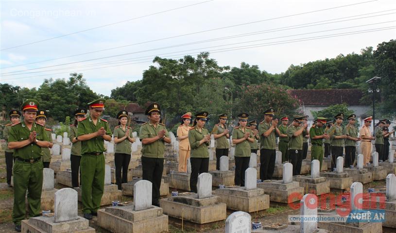 Những nén hương thơm được thắp trên các phần mộ các anh hùng liệt sỹ