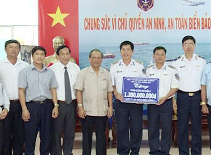 Provincial leaders visited and presented gifts Coast Guard Region 3