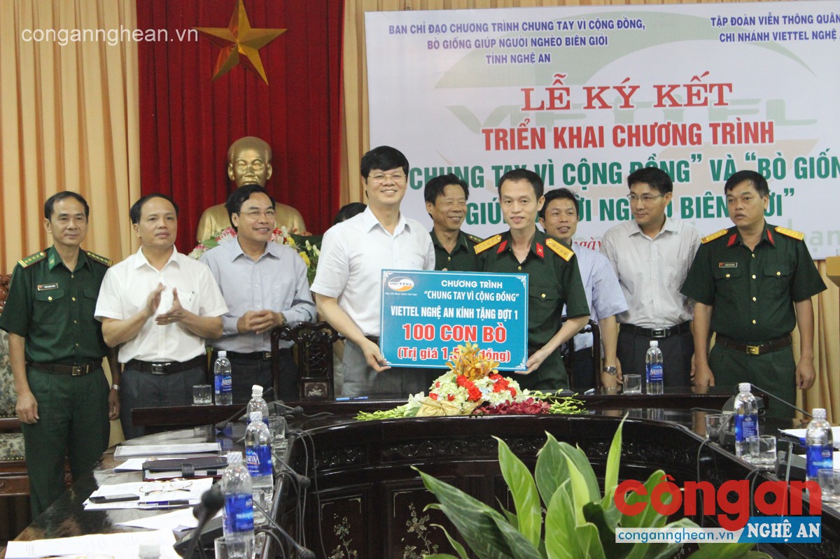 Đồng chí Lê Xuân Đại - Phó Chủ tịch UBND tỉnh Nghệ An, Trưởng ban chỉ đạo chương trình và Ông Lê Đức Chung – Giám đốc chi nhánh Viettel Nghệ An tại lễ ký kết.