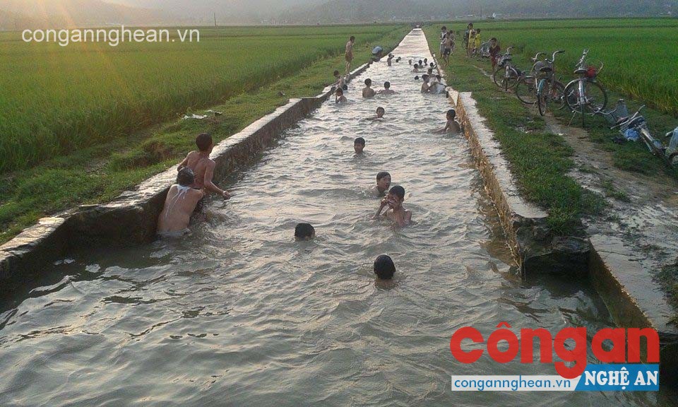 Trẻ em tắm sông không có người quản lý tiềm ẩn nhiều nguy hiểm