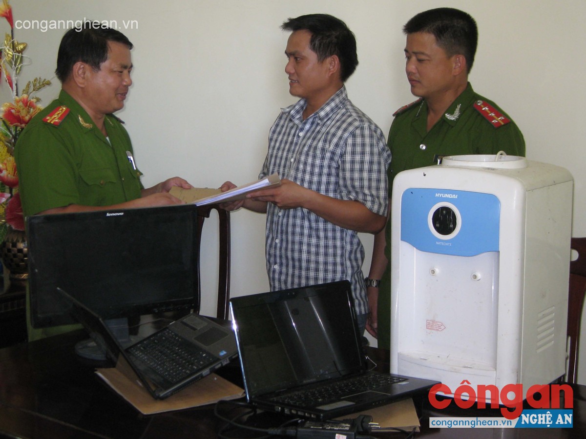  Tiến hành thủ tục bàn giao các vật chứng cho Công an Hà Tĩnh