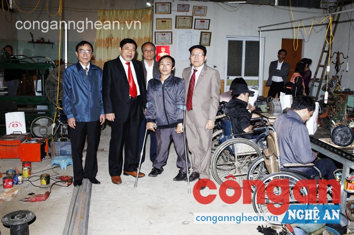 Ông Nguyễn Xuân Đường, Chủ tịch UBND tỉnh, lãnh đạo Sở LĐTB&XH, Hội Bảo trợ NKT TMC, nhà tài trợ thăm cơ sở dạy nghề NKT, TMC