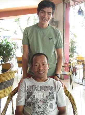 Đồng chí Đạt và Trung - người xin hiến tặng anh một quả thận.