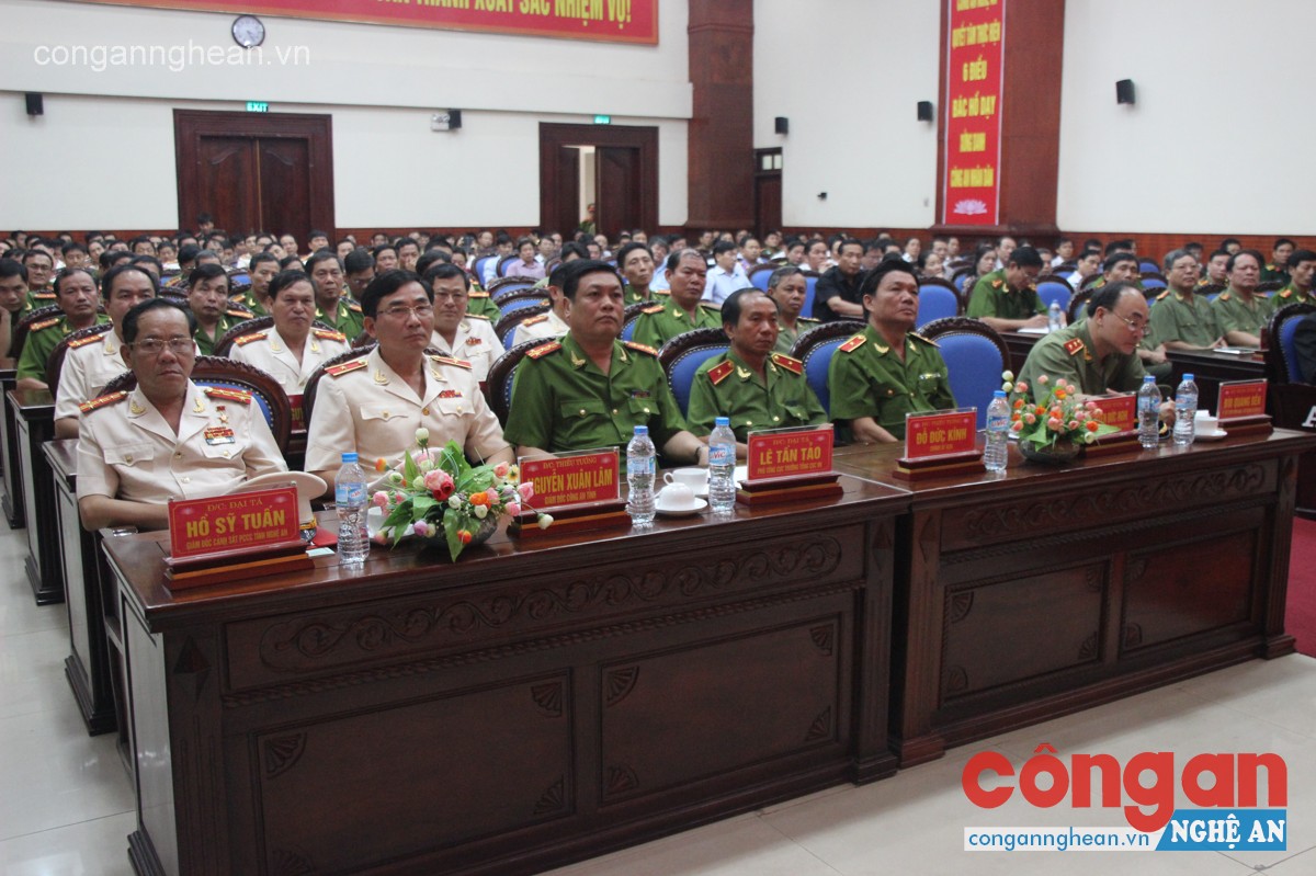 Các đại biểu tham dự buổi lễ