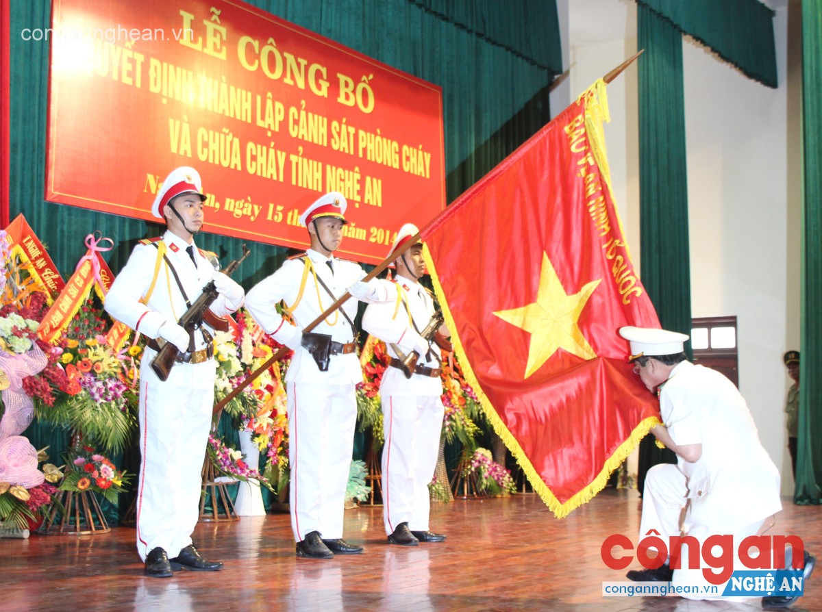 Đại tá Hồ Sỹ Tuấn, Giám đốc Cảnh sát PCCC Nghệ An hôn cờ tuyên thệ