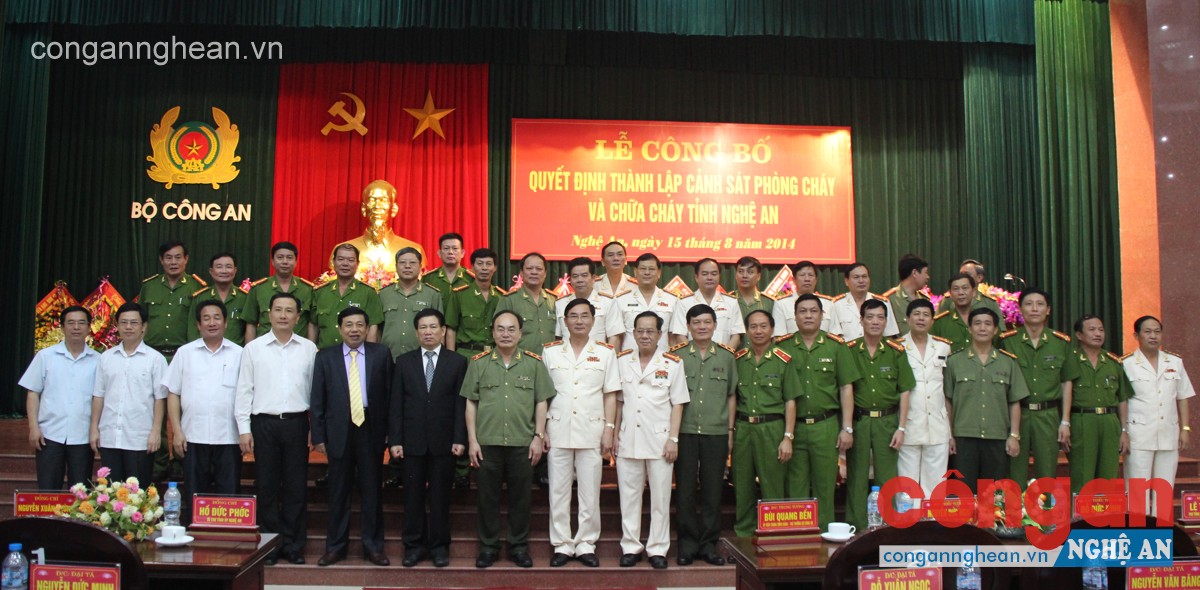 Các đại biểu chụp ảnh lưu niệm tại buổi lễ
