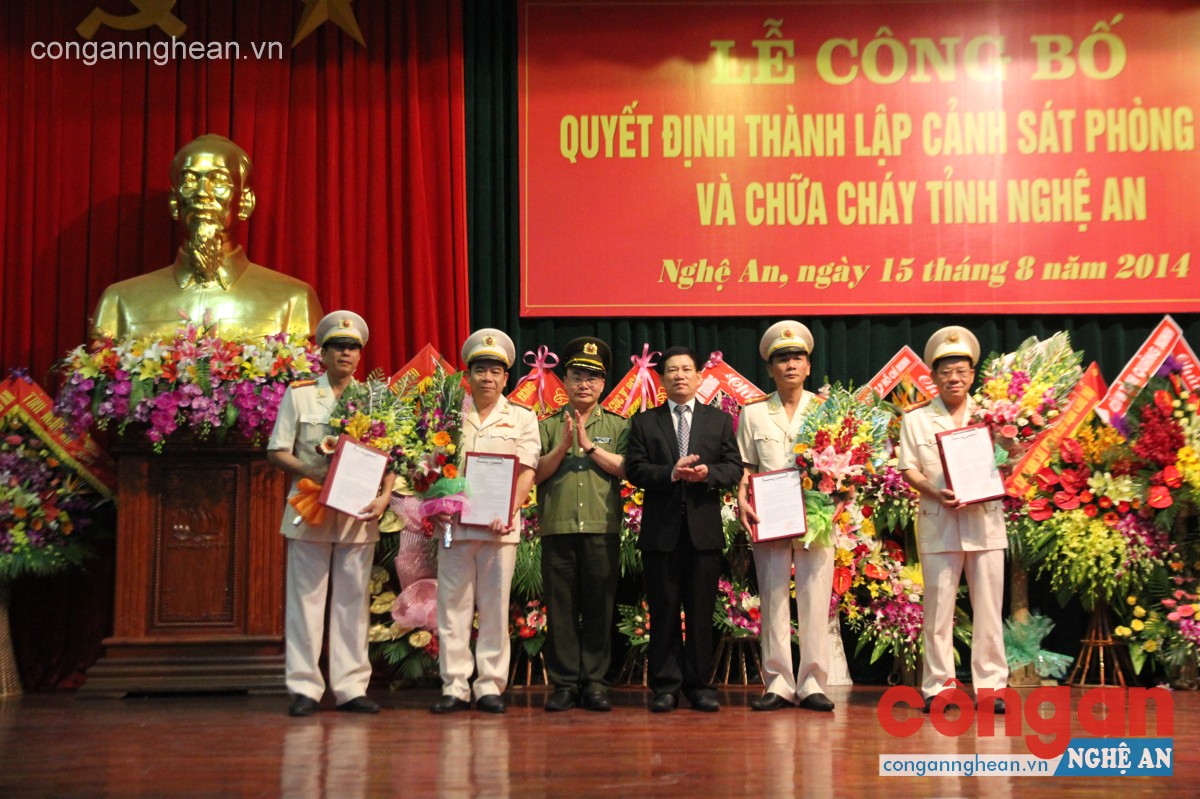 Trao quyết định bổ nhiệm Giám đốc, Phó Giám đốc Cảnh sát PCCC Nghệ An