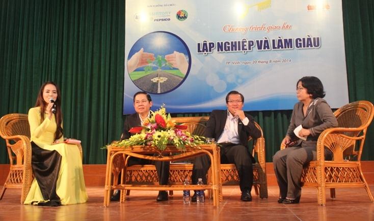 Khách mời tham gia buổi giao lưu