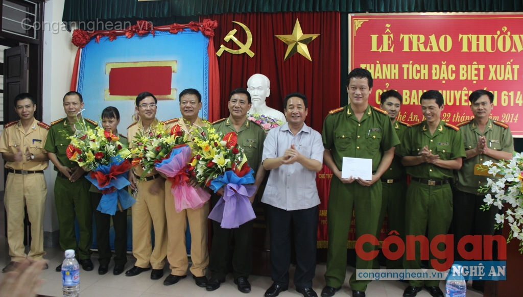 Thay mặt UBND tỉnh, Đồng chí Thái Văn Hằng trao thưởng ban chuyên án