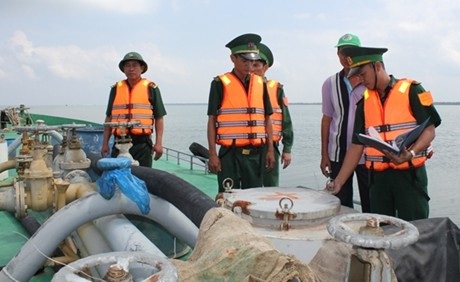 Lực lượng chức năng BĐBP lập biên bản bắt giữ phương tiện vận chuyển xăng A92 và dầu DO không có giấy tờ. Ảnh: Báo Biên phòng 