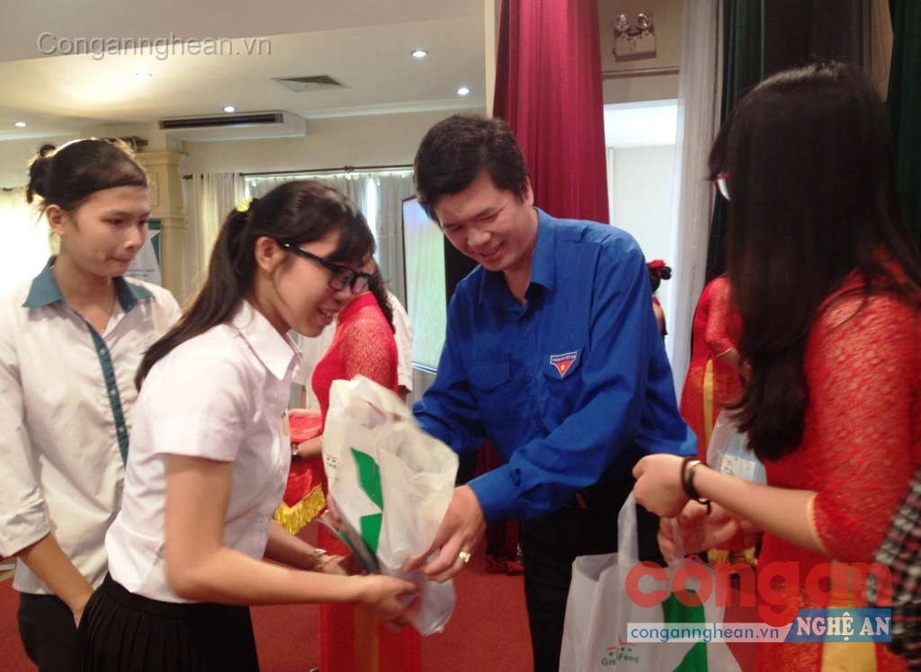 Đại diện Tỉnh đoàn Nghệ An trao quà cho học sinh đạt thành tích cao thuộc các hộ được nhận vốn