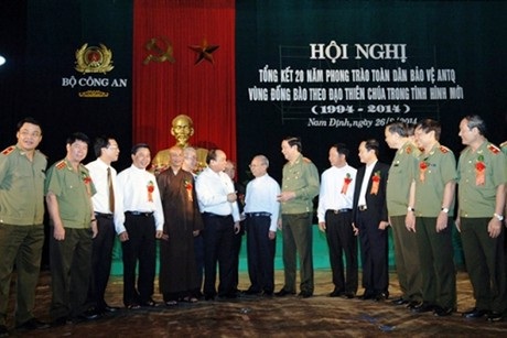 Phó Thủ tướng Nguyễn Xuân Phúc, Đại tướng Trần Đại Quang và các đại biểu về dự Hội nghị tổng kết 20 năm phong trào toàn dân bảo vệ ANTQ vùng đồng bào theo đạo Thiên chúa trong tình hình mới. Ảnh: VGP/Lê Sơn