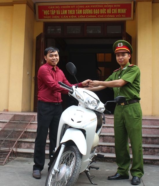 Công an phường Hồng Sơn trả lại tài sản cho nhân dân trong một vụ trộm