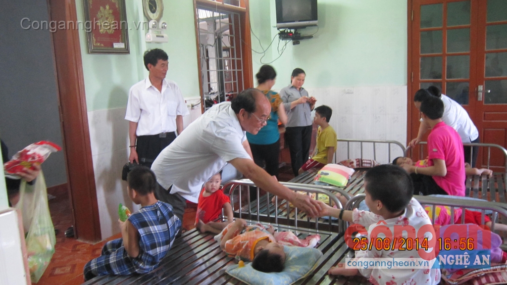 Tặng gạo, quà tại Trung tâm Nuôi dưỡng trẻ em mồ côi, khuyết tật 19/3
