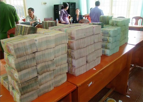  Số tiền vận chuyển trái phép bị Công an thu giữ.