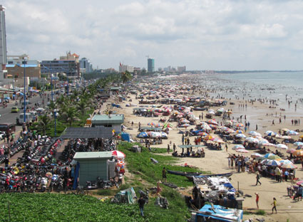 Check and handle with illegal freshwater baths in Thuy Van beach