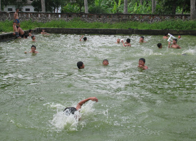 Lớp học bơi của chị Huệ luôn thu hút rất đông học sinh nghèo tham gia