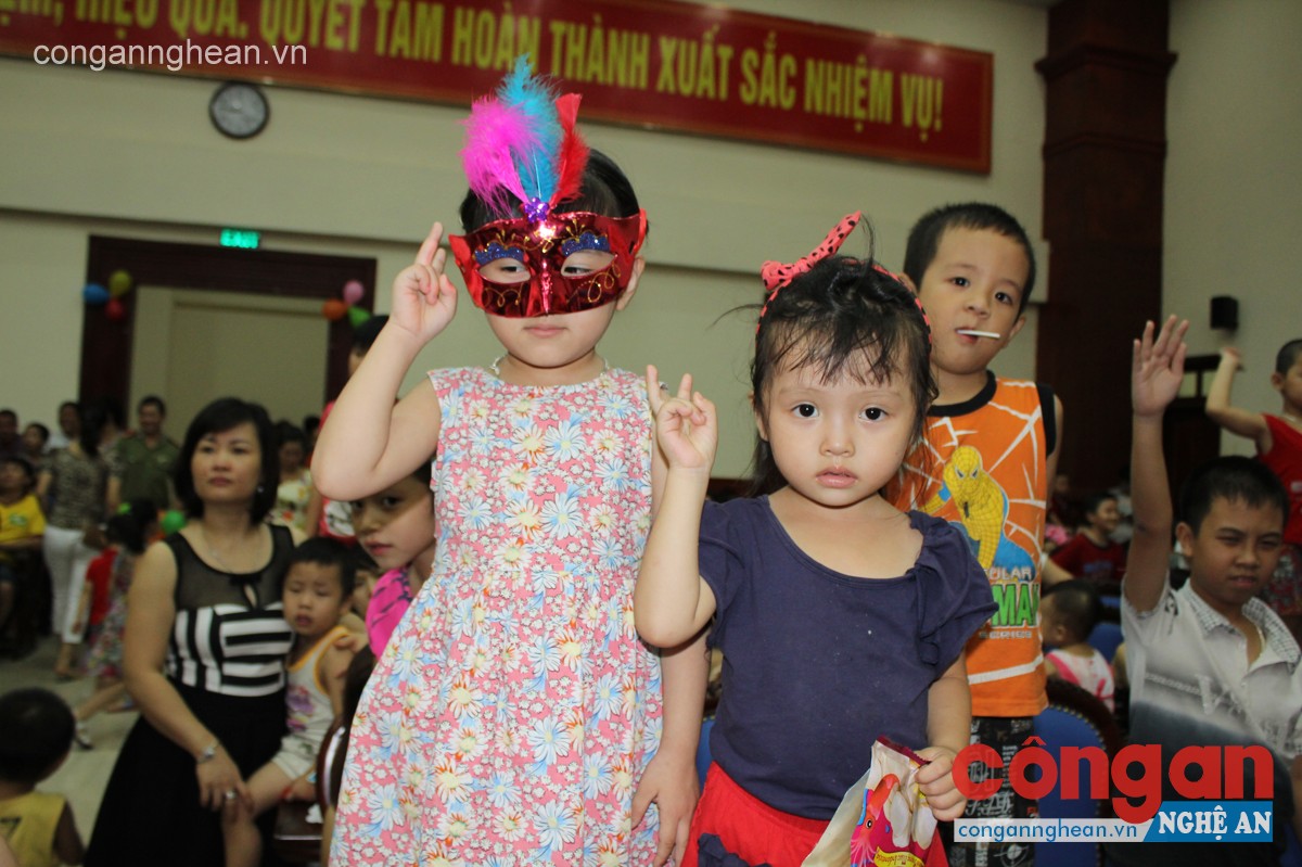 Bé còn chuẩn bị cả mặt nạ hóa trang rất cầu kỳ