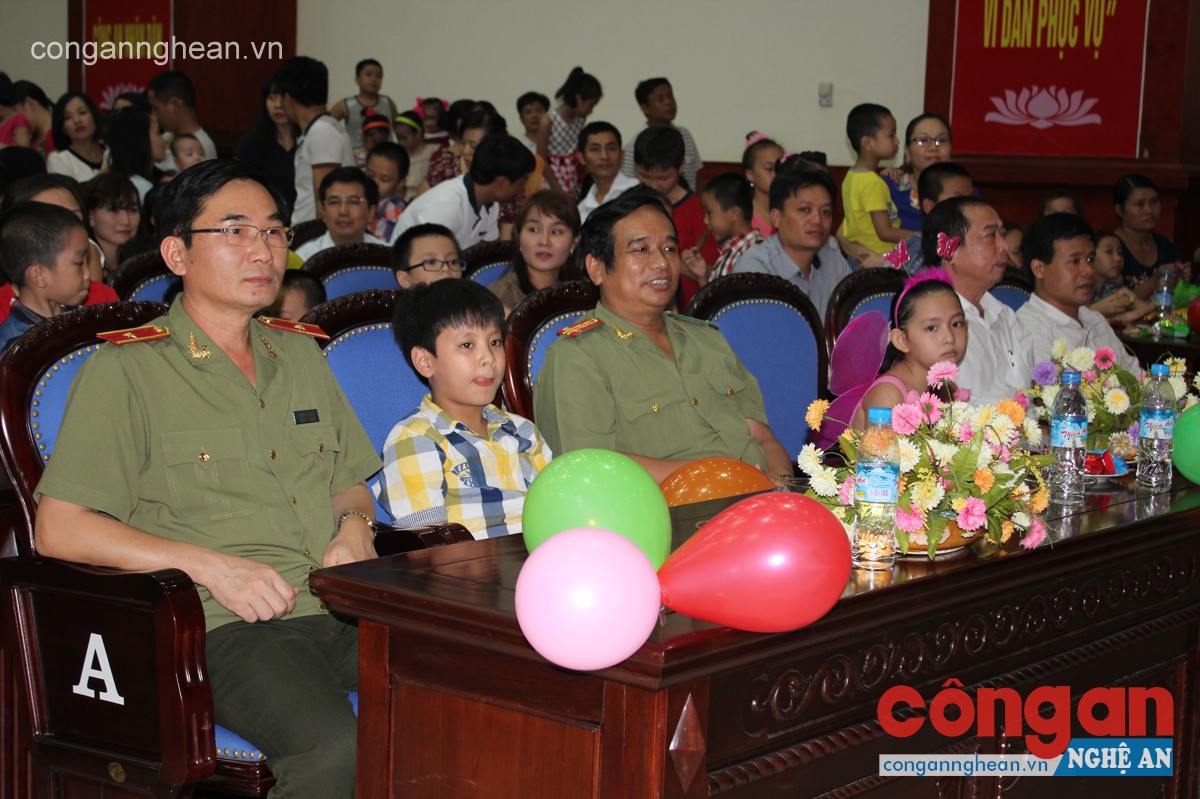 Đồng chí Thiếu tướng Nguyễn Xuân Lâm- Giám đốc Công an tỉnh tới tham dự đêm Trung thu cùng các cháu thiếu niên, nhi đồng là con, cháu các CBCS