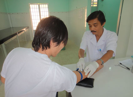 Nhiều người nghiện ma túy là đối tượng nguy cơ cao nhiễm HIV/AIDS và khi bị nhiễm thì khó tuân thủ điều trị ARV. Trong ảnh: Lấy máu xét nghiệm cho bệnh nhân nghiện ma túy tại Trung tâm Y tế TP.Vũng Tàu. Ảnh: MINH THIÊN