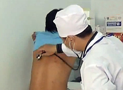 Bác sĩ điều trị tại các phòng khám ngoại trú HIV/AIDS đều là kiêm nhiệm nên không có nhiều thời gian đầu tư tốt cho việc theo dõi, quản lý bệnh nhân. Trong ảnh: Người nhiễm HIV được khám bệnh và điều trị ARV tại Phòng Khám ngoại trú Bệnh viện Lê Lợi. Ảnh: PHÚC LƯU