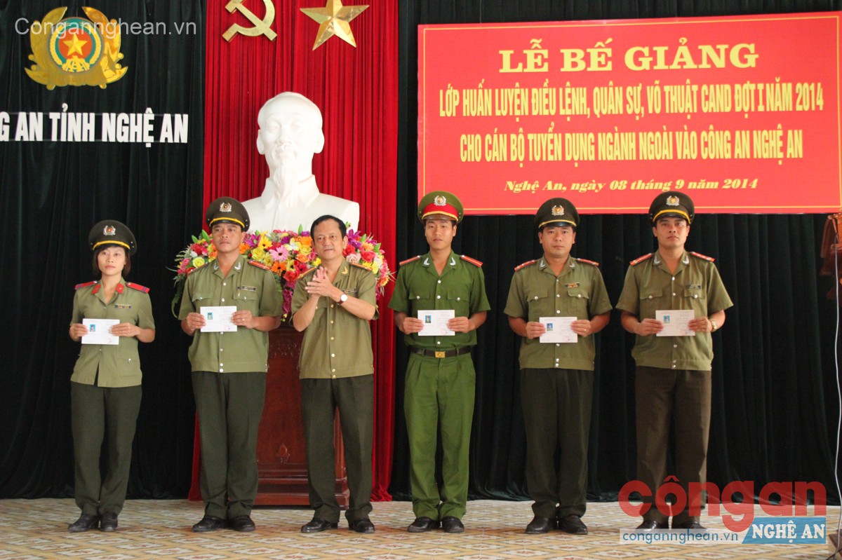 Lãnh đạo Trung tâm HL & BDNV trao chứng chỉ cho các học viên